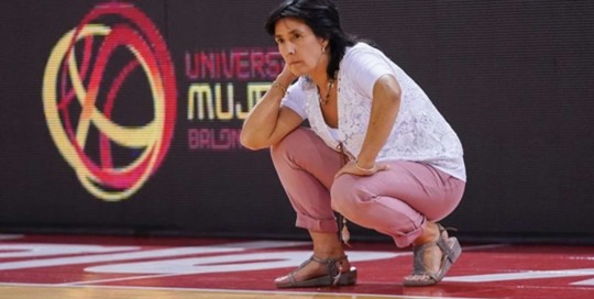 Azu Muguruza, la decana en los banquillos del baloncesto, premio Carmen Adarraga